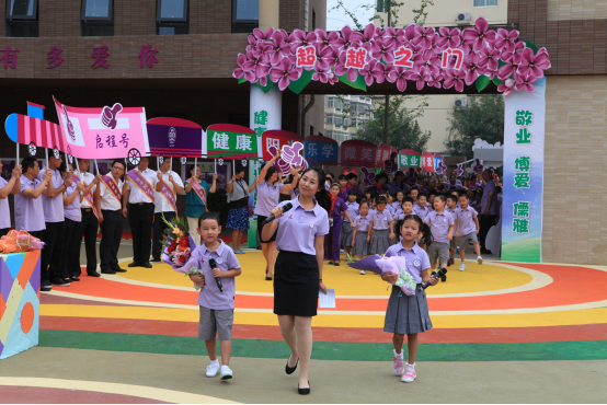 图2：清华大学附属小学校服
